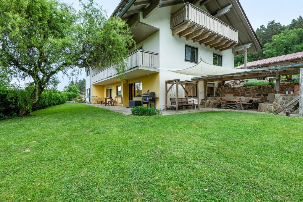 a large yard in front of a house at Ferienwohnung Raab in Zandt