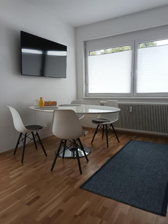 a dining room with a white table and chairs at Appartement Kärntner Seenland in Ledenitzen