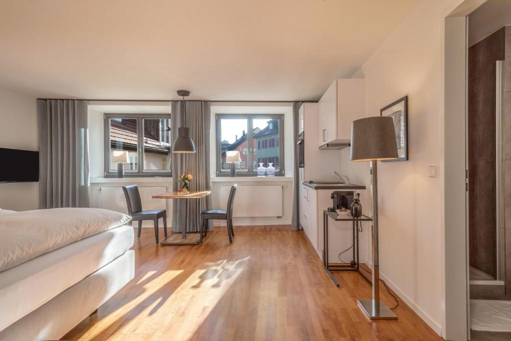 a hotel room with a bed and a table and chairs at 1 Zimmer-appartment Nr 14 in Wangen im Allgäu