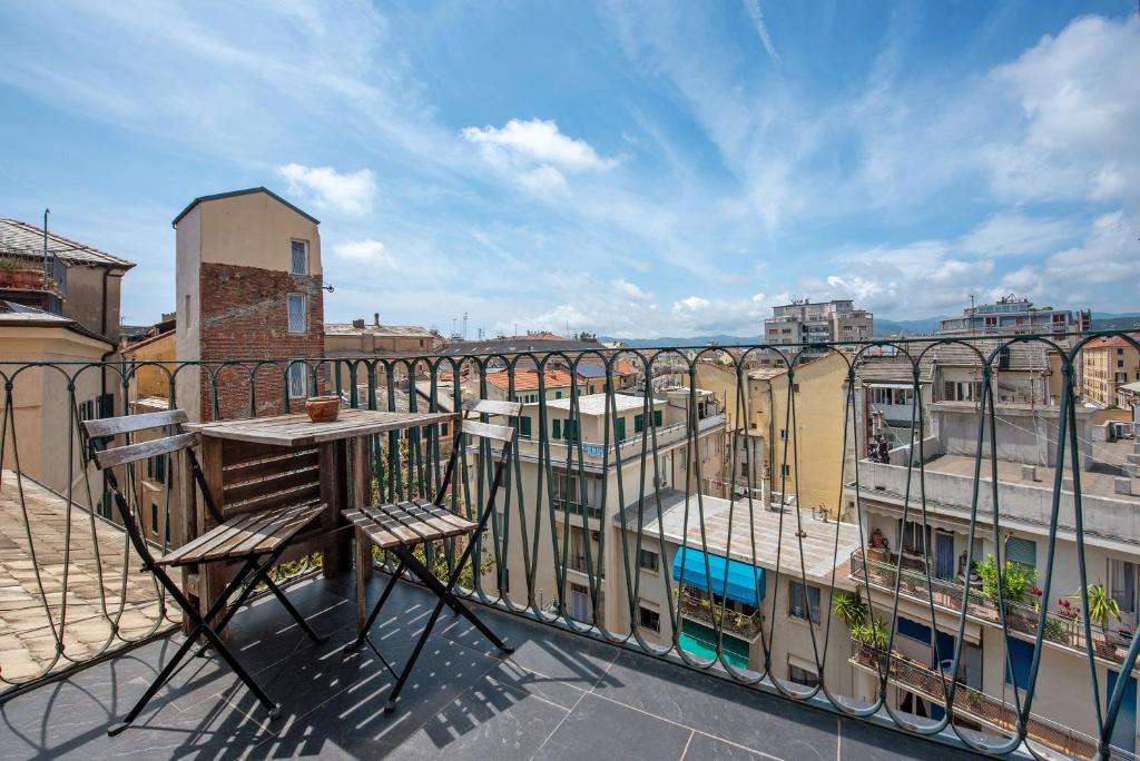 a balcony with a table and views of buildings at Romantica e Accogliente Mansardina in Savona