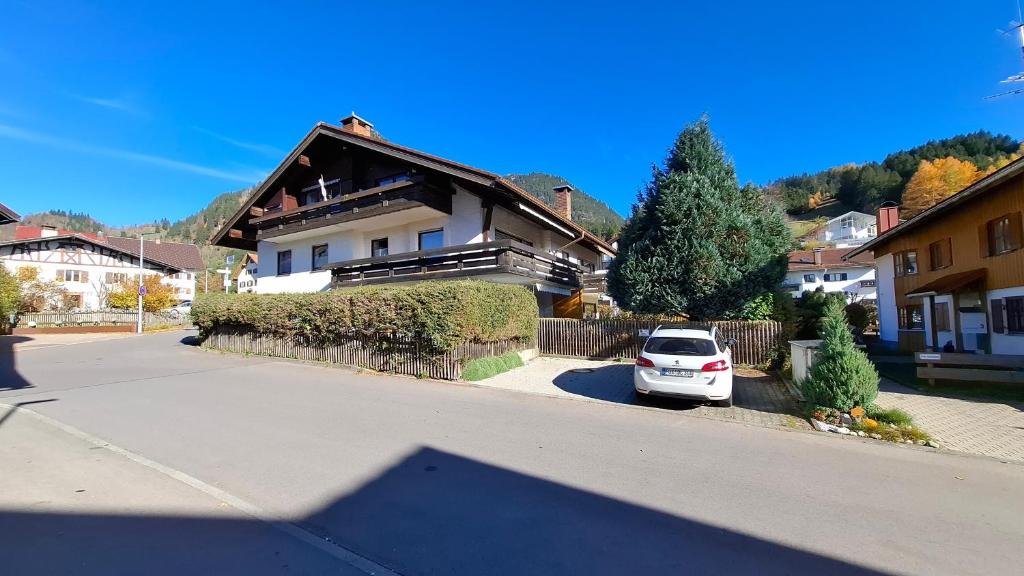 a white car parked in front of a house at Ferienwohnung Hörnleblick in Burgberg