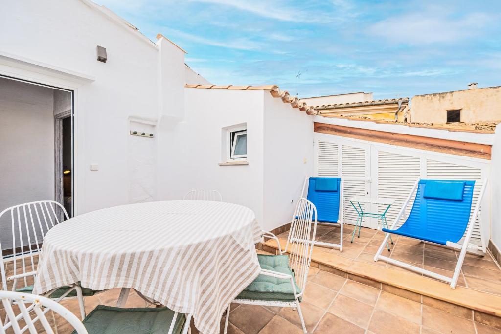 a patio with a table and chairs on a balcony at La Sastreria in Pollença