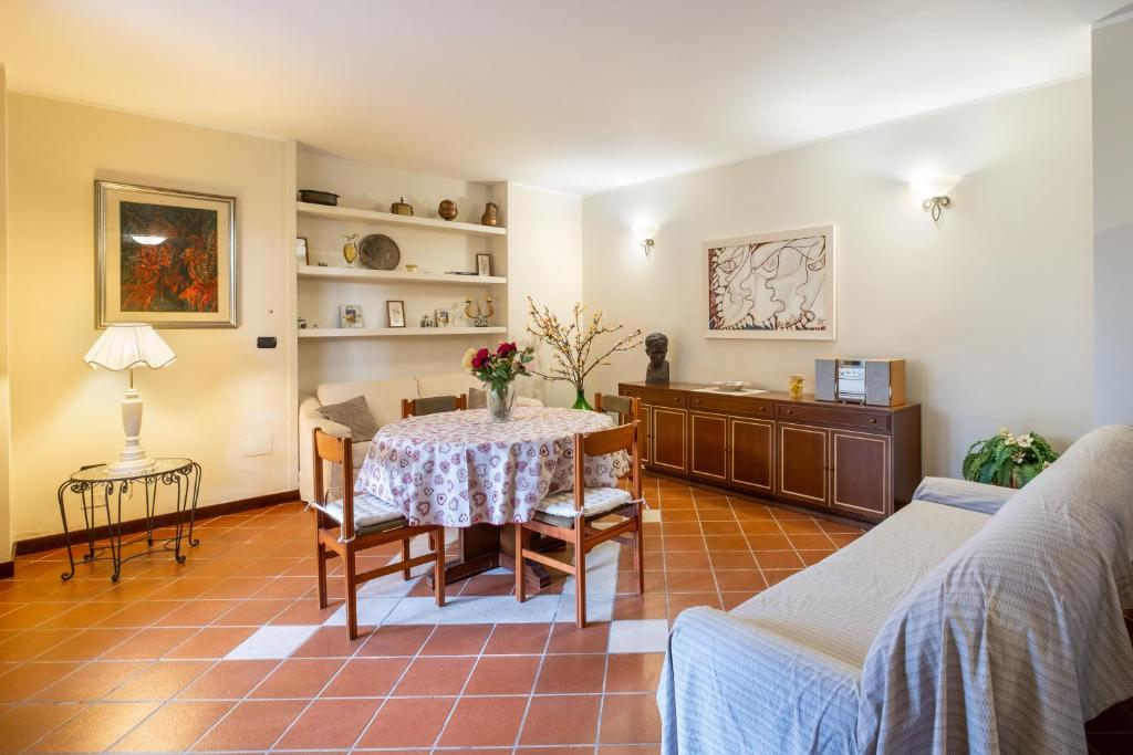 a living room with a table and a dining room at Casa Cenate Due in Nardò