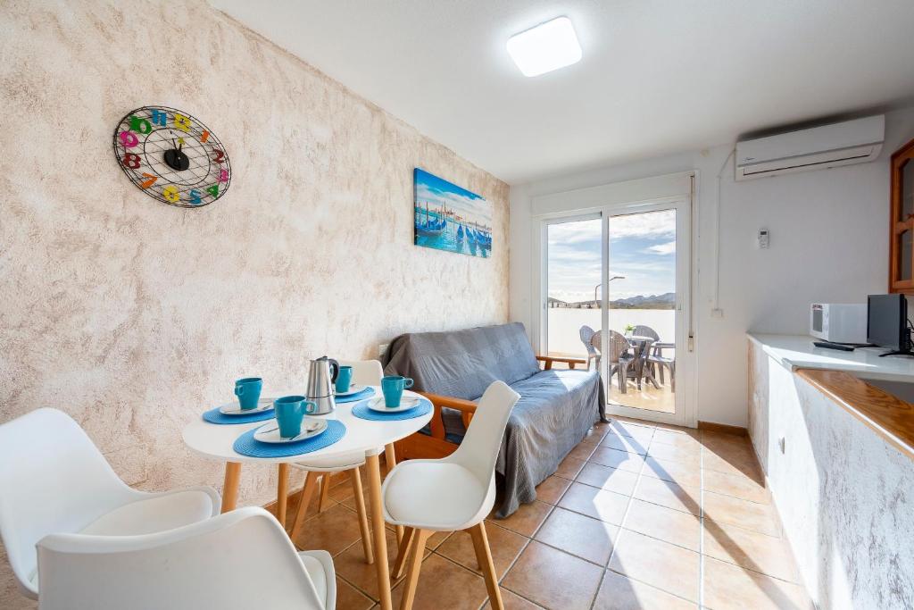 a kitchen and a living room with a table and chairs at Maracas 2 in El Pozo de los Frailes