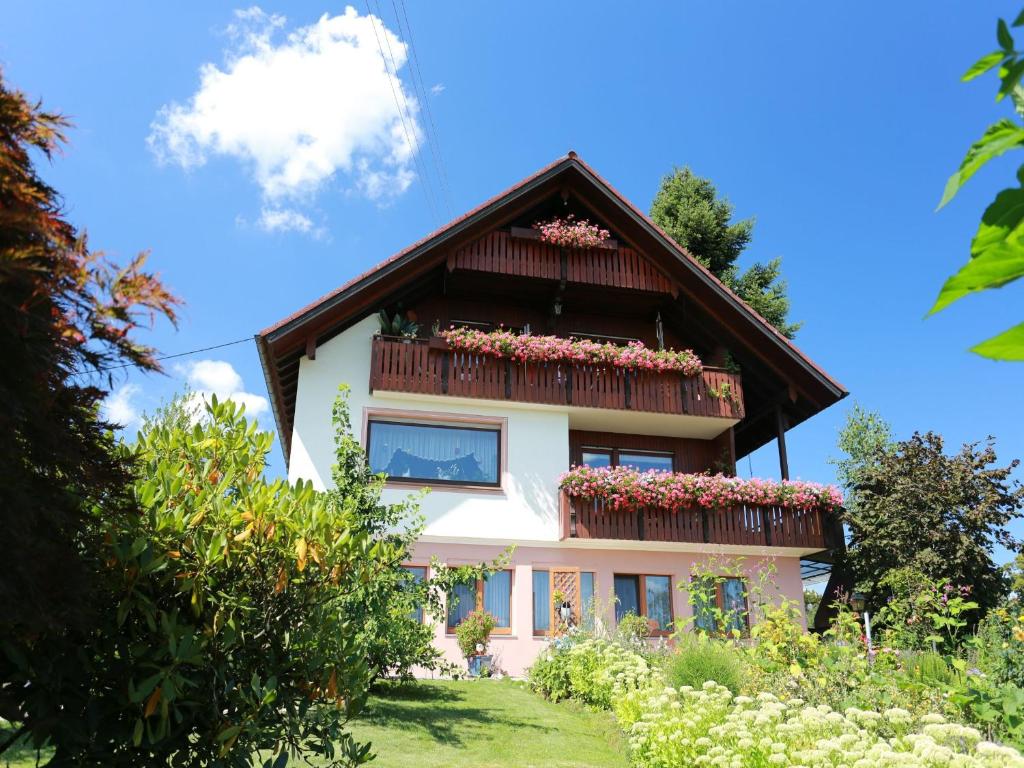 ein Haus mit Blumenkästen an der Seite in der Unterkunft Ferienwohnung Gartenblick in Freiamt