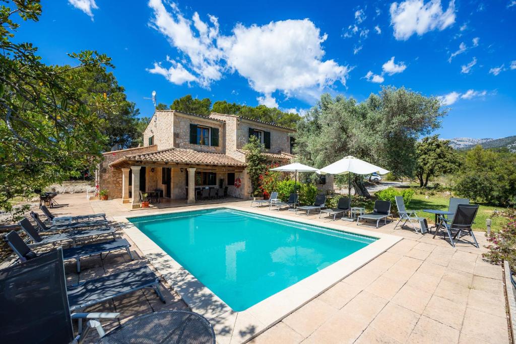 ein Bild einer Villa mit Swimmingpool in der Unterkunft Finca Moscari in Moscari