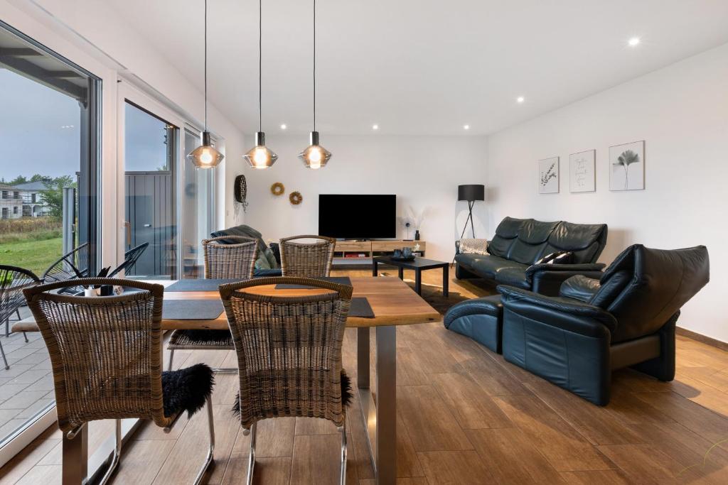 a living room with a table and chairs at Ferienwohnung Spanier in Pouch