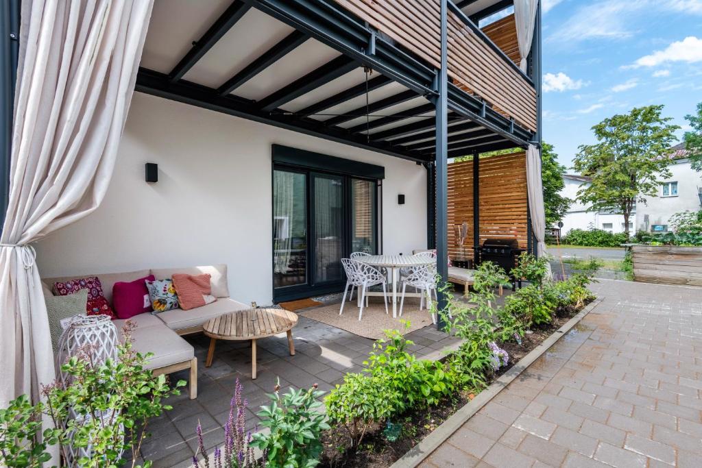 a patio with a couch and a table at bei Thérèse - Große Wohnung Eg in Miltach