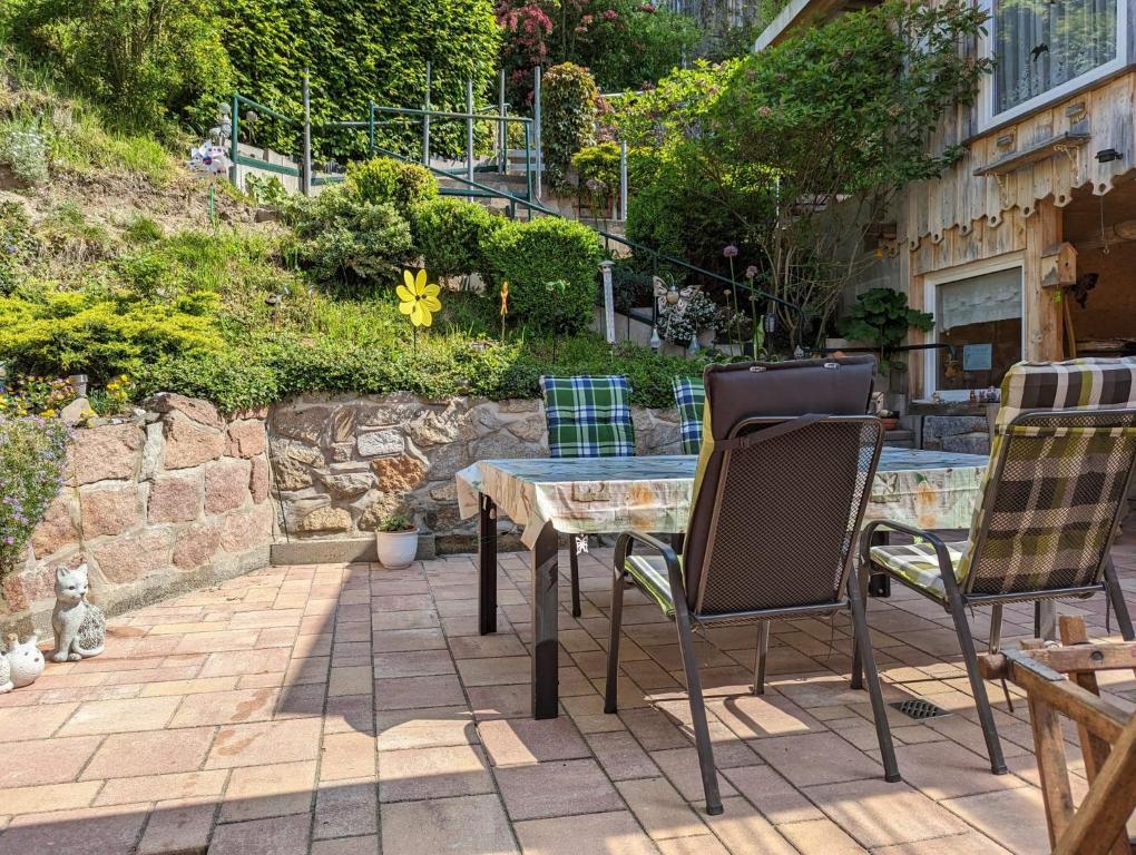 a patio with a table and chairs on a patio at Ferienwohnung Stell in Altenbrak