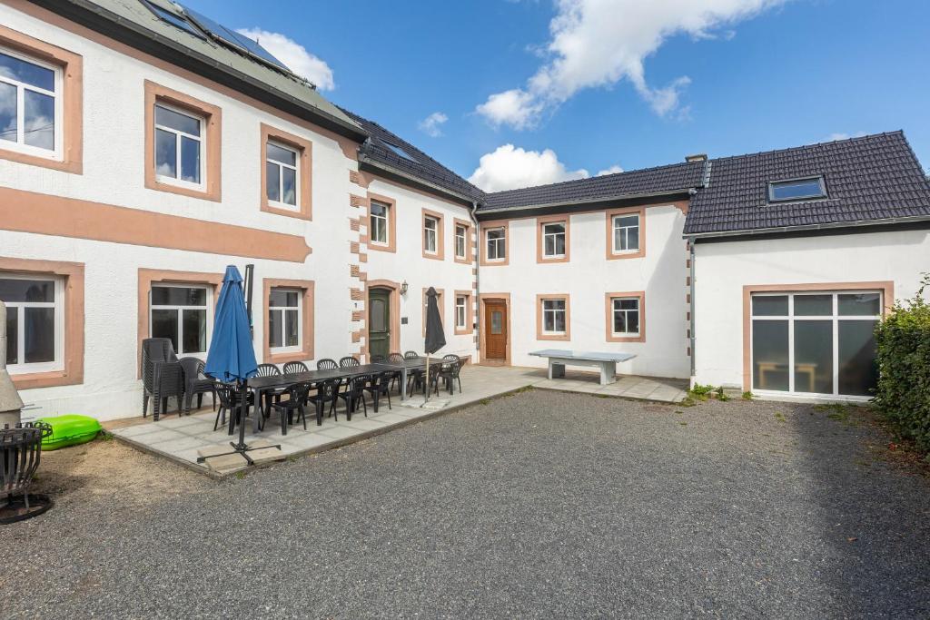 a courtyard with tables and chairs in a building at Ferienhaus Rodershausen in Rodershausen
