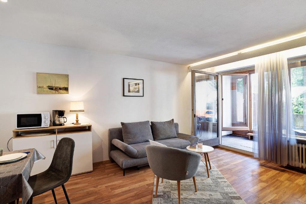a living room with a couch and a table at Appartement Arend in Dobel