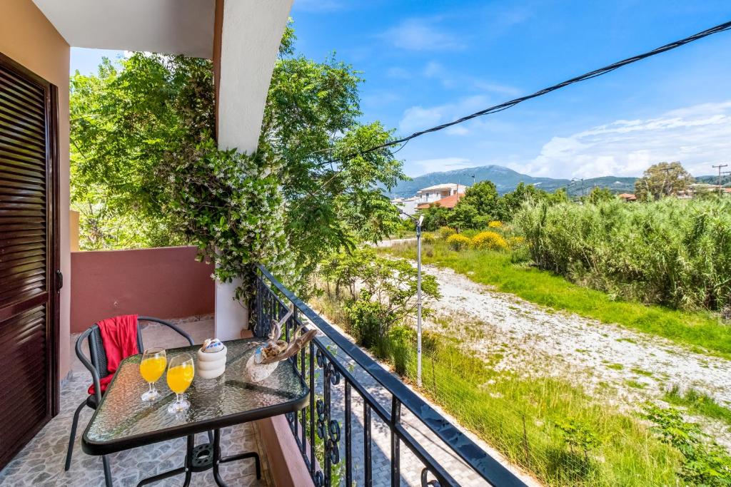 a balcony with a table and a view of a road at Studio Phaethon in Póndi