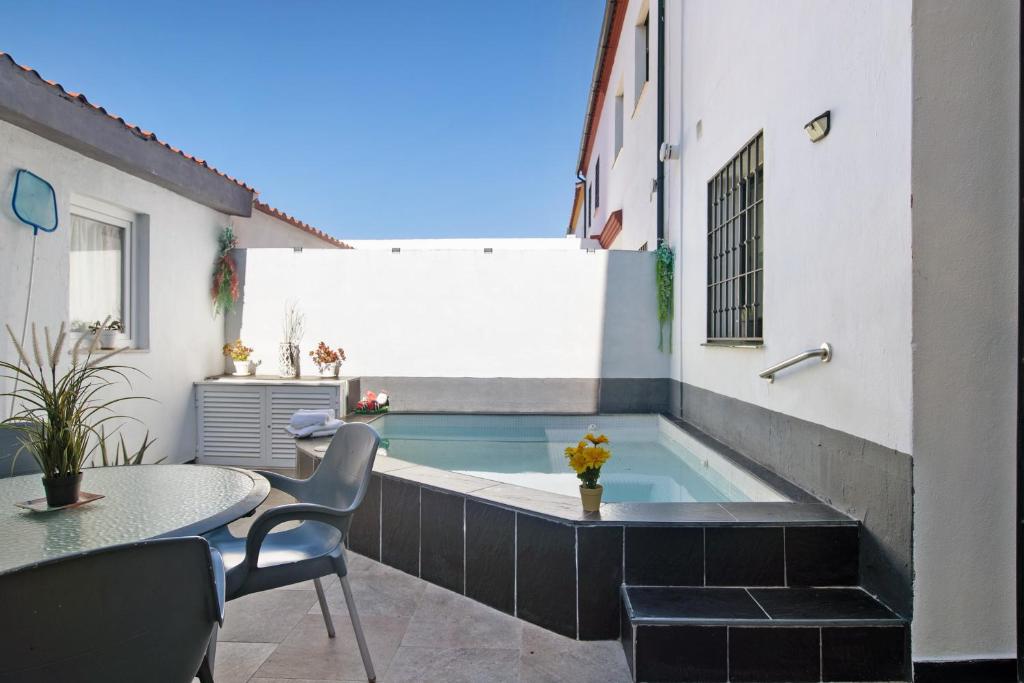 a courtyard with a swimming pool in a building at Casa Mia Jacuzzi Exterior in Ronda