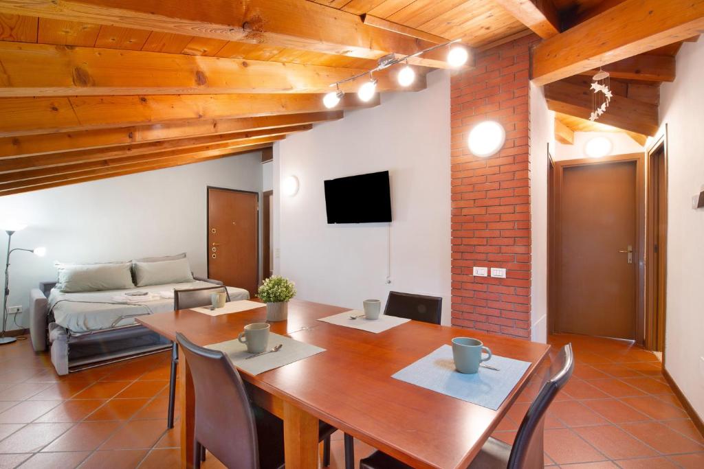 a living room with a table and a bed at La Corte Di Zio Pippo in Albavilla