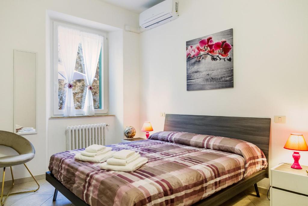 a bedroom with a bed with towels on it at Appartamento Onda d'argento in Porto Santo Stefano