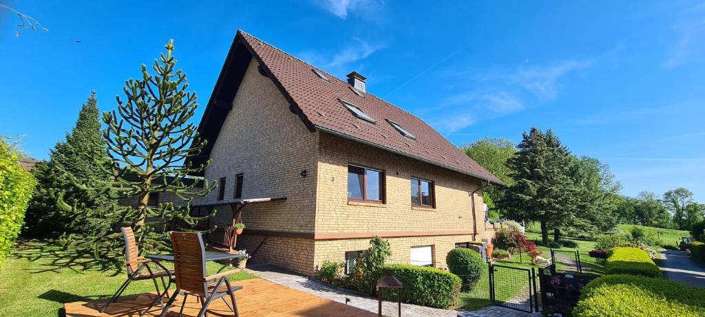 a small house with a gambrel roof at Ferienwohnung Zum Plauderbaum in Balve