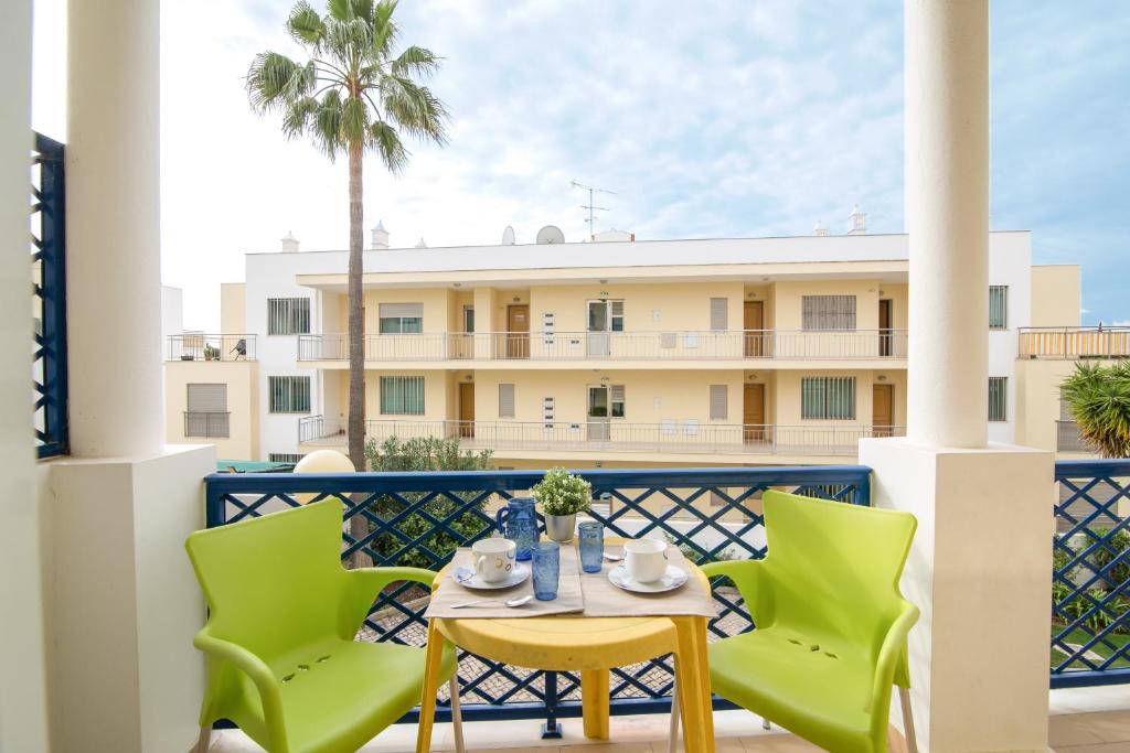 a balcony with a table and chairs and a building at Bosque São José Ag in Olhos de Água