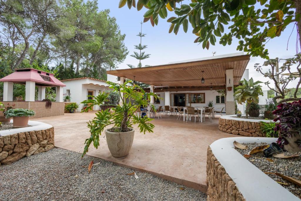 a home with a large patio with plants at Pensión las 3 Golondrinas in Santa Eularia des Riu