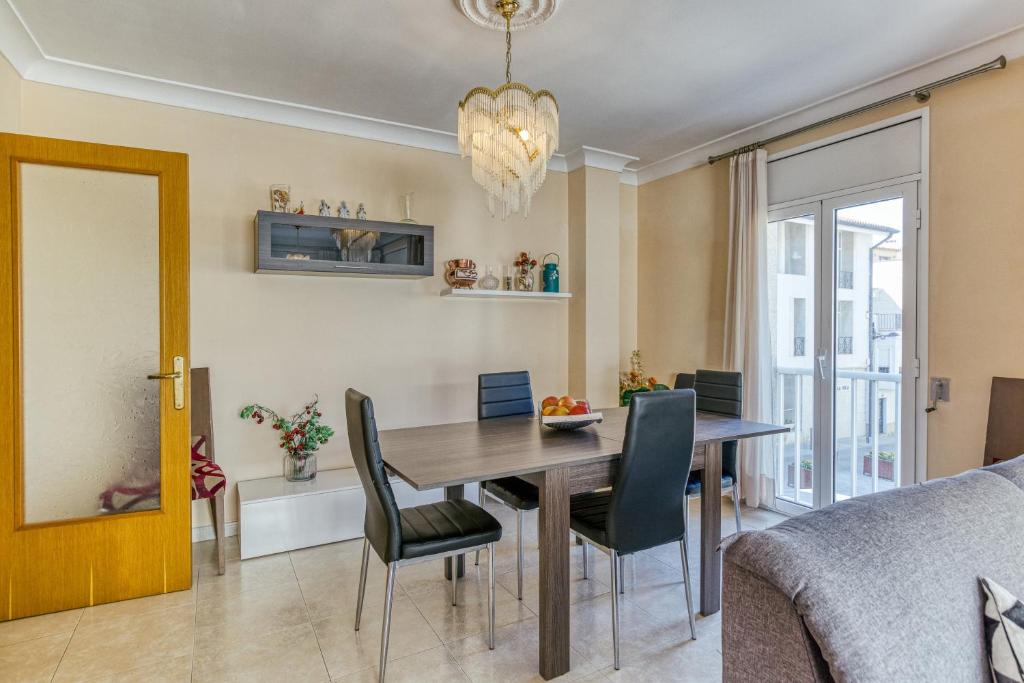 a dining room with a table and chairs at La cargolera in L'Escala