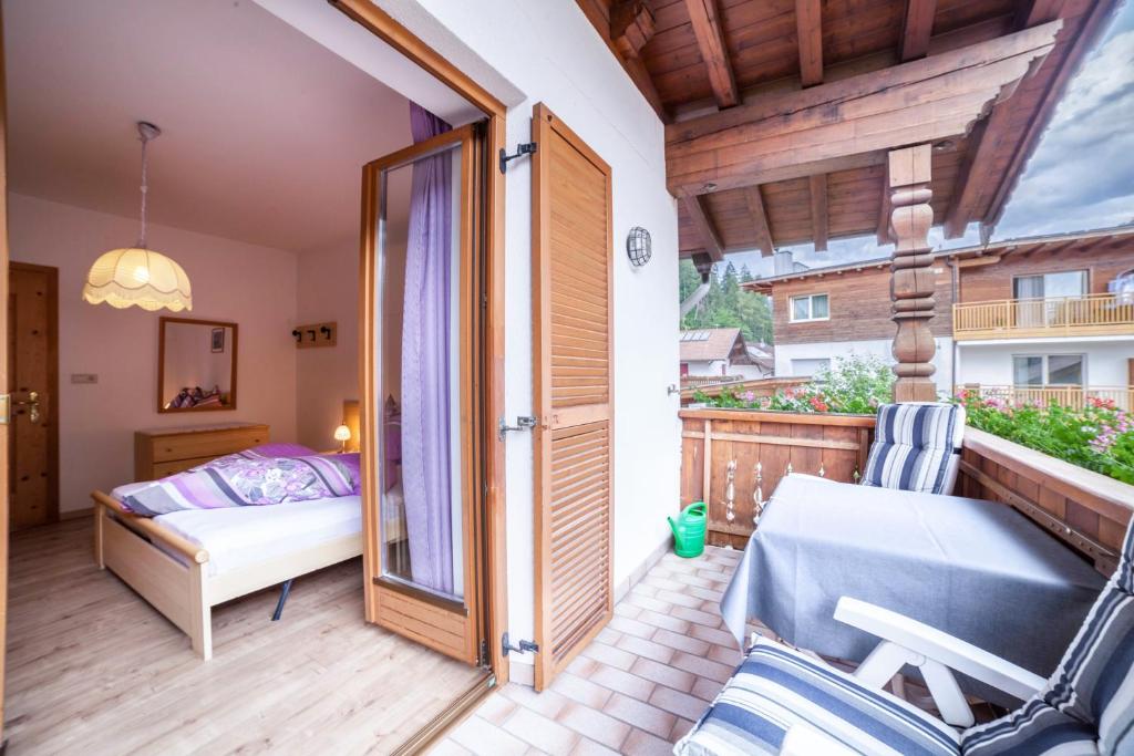 a room with a balcony with a bed and a bedroom at Sonnenparadies Apartement 3 in Saltusio