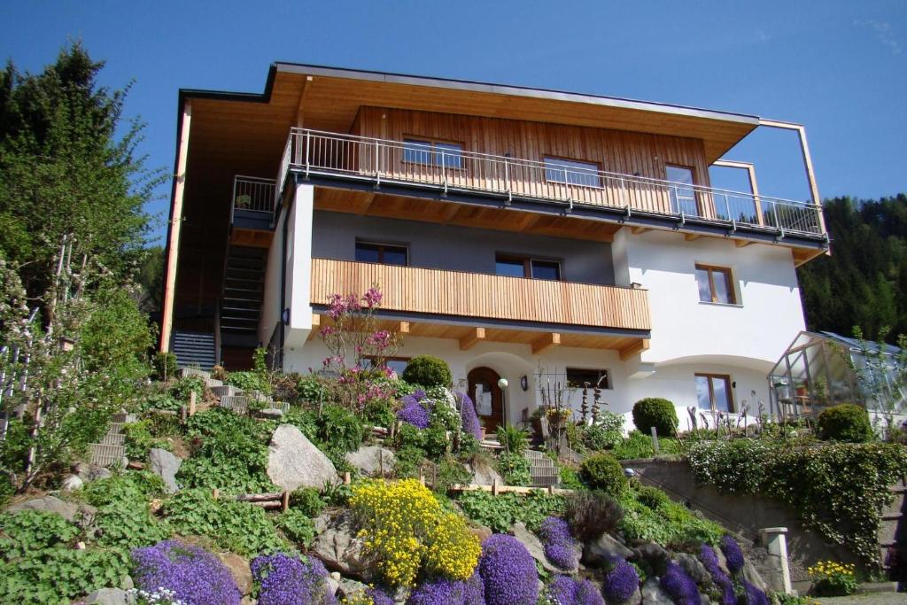 a house with a garden in front of it at Ferienwohnung Serlesblick in Mieders