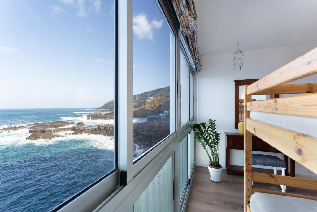 a room with a view of the ocean at Milailea in Tacoronte
