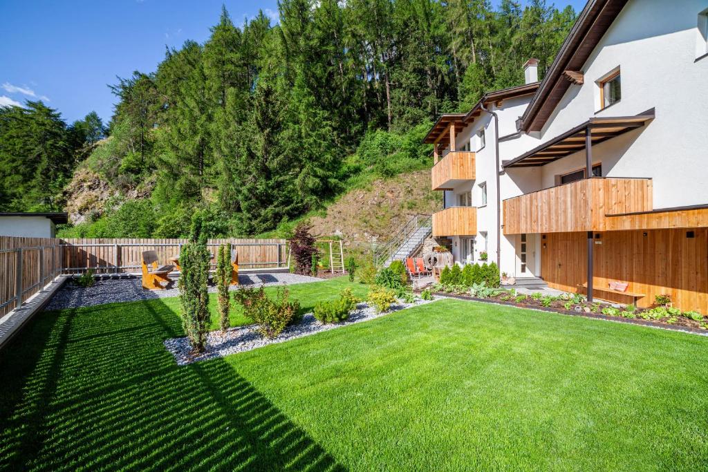 a backyard with a yard of green grass at Mühlanderhof Apt Endkopf in Resia