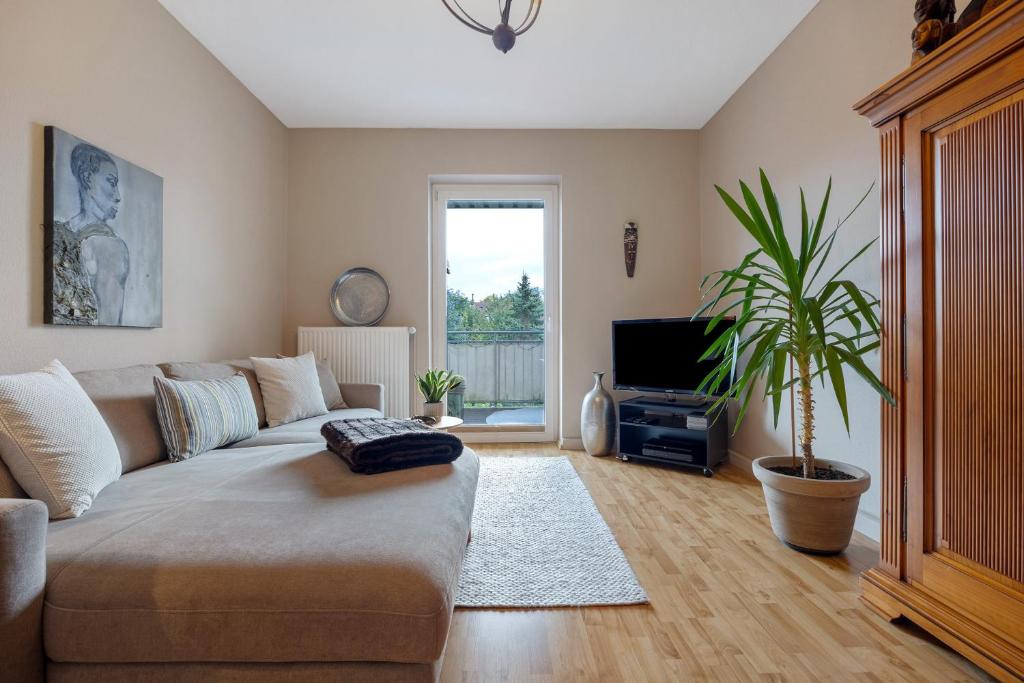 a living room with a couch and a tv at Wohnung Hildesheim in Hildesheim