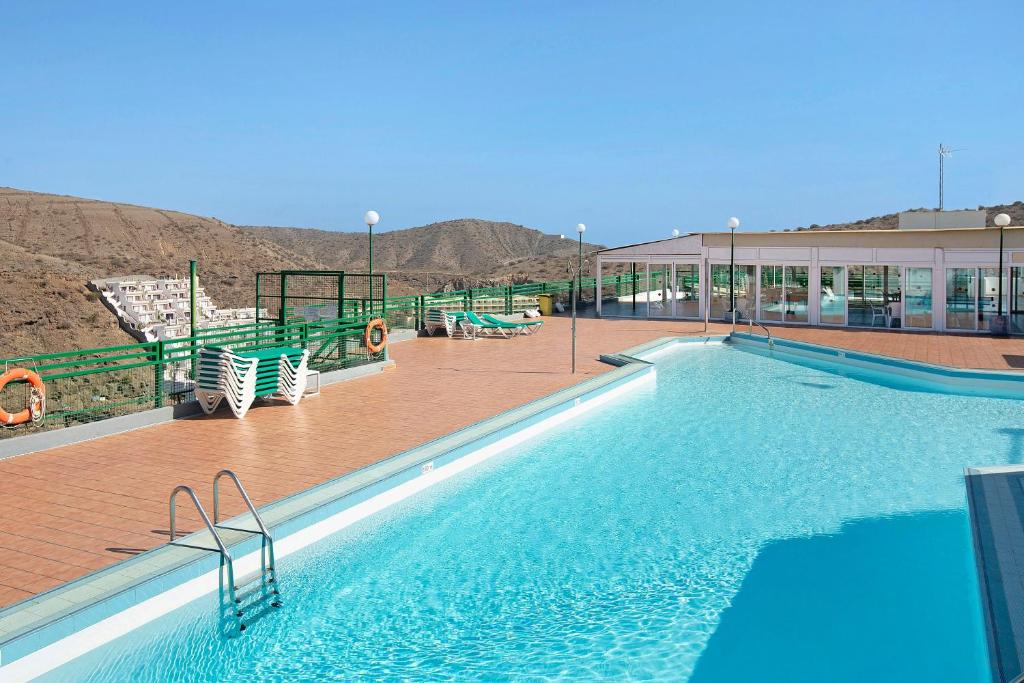 a large swimming pool on top of a building at Silent Flat in Puerto Rico de Gran Canaria