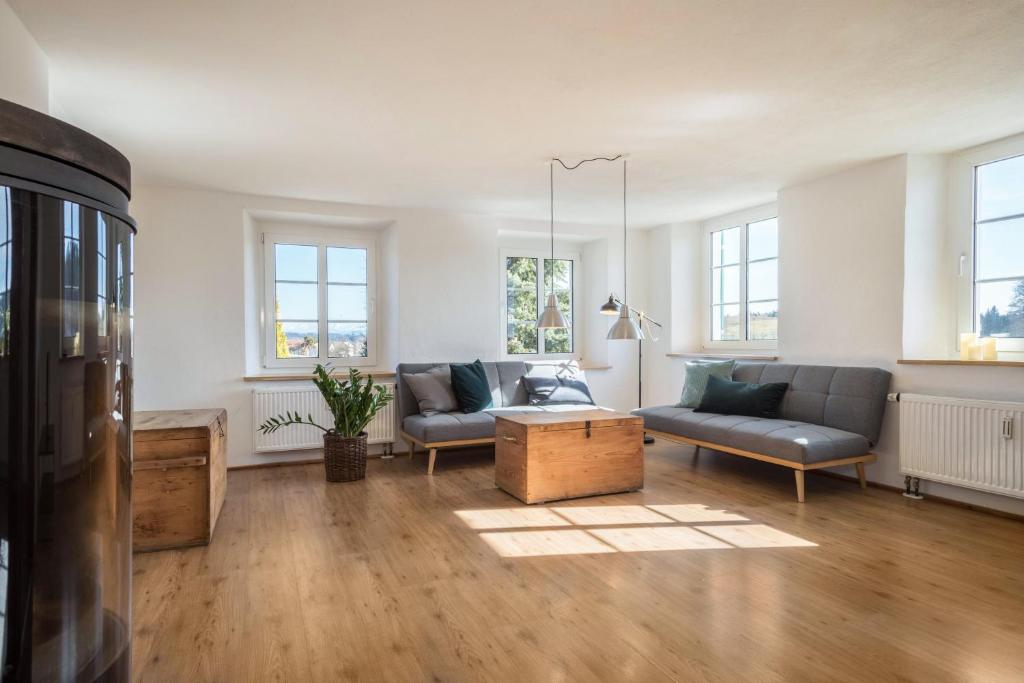 a living room with two couches and a table at Ferienwohnung am Hopfengarten in Tettnang
