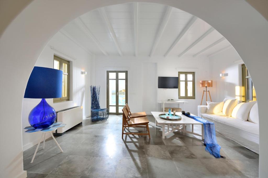 TV a/nebo společenská místnost v ubytování Mykonos Ark Villas