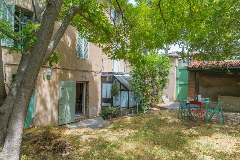 an empty yard with a table and a tree at Sublime Appartement Centre D’aix in Aix-en-Provence