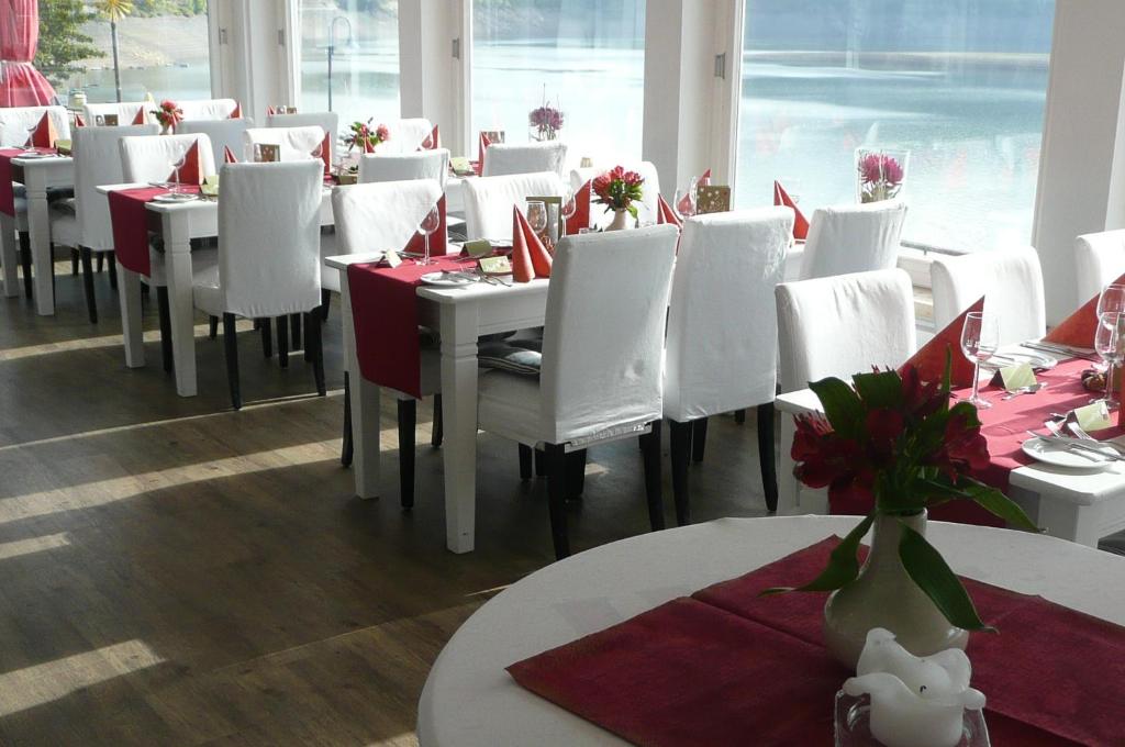 Restaurace v ubytování Strandhaus Edersee Nr 12 - Kaminzimmer, Seeblick, Badestrand, Seeterrasse