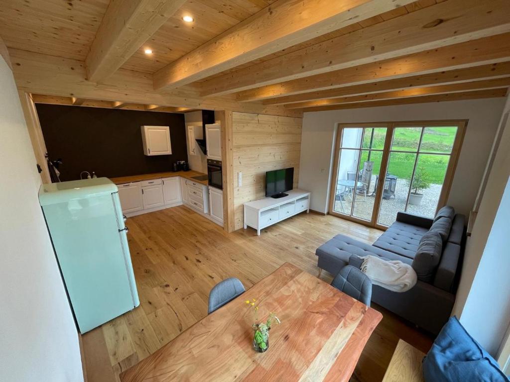 a living room with a couch and a table at Ferienwohnung 'dahoimelig' in Friesenried