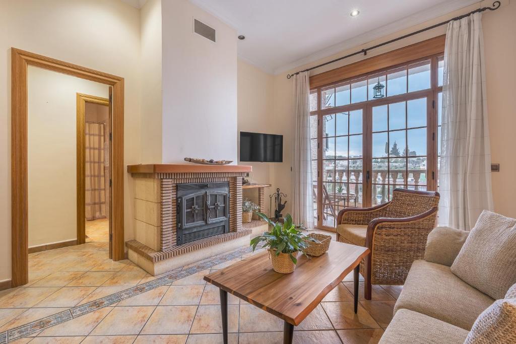 a living room with a fireplace and a couch at Can León in Almodóvar del Río