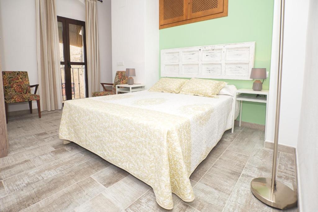 a bedroom with a bed and a desk and chair at Apartamento Geranio in Vejer de la Frontera