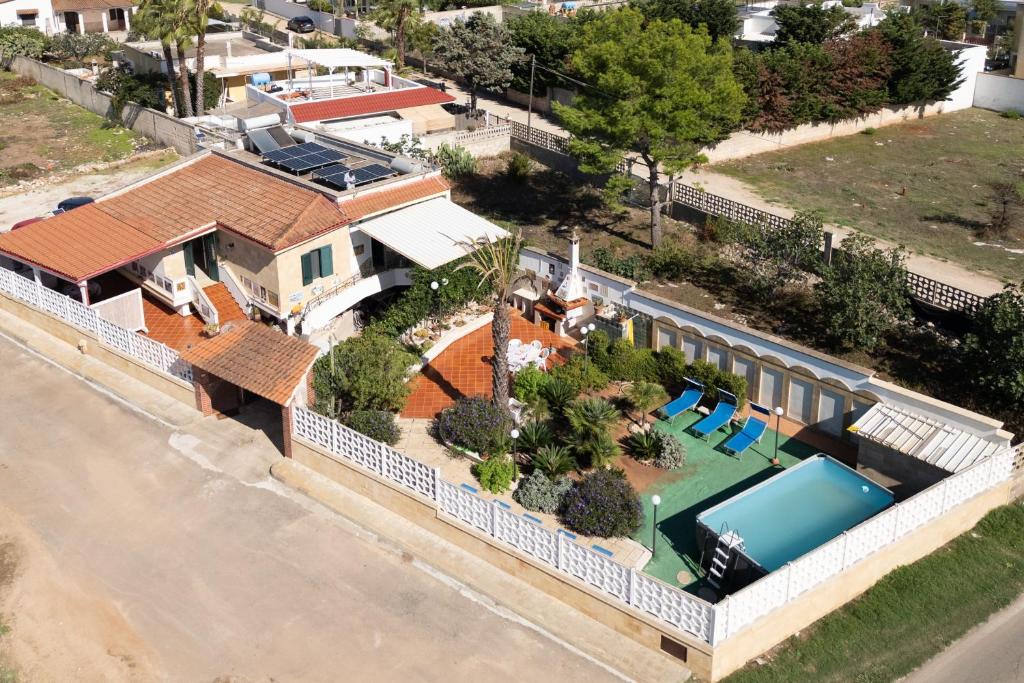 an aerial view of a house with a swimming pool at Malva House in Villa Con Piscina in Torre Lapillo