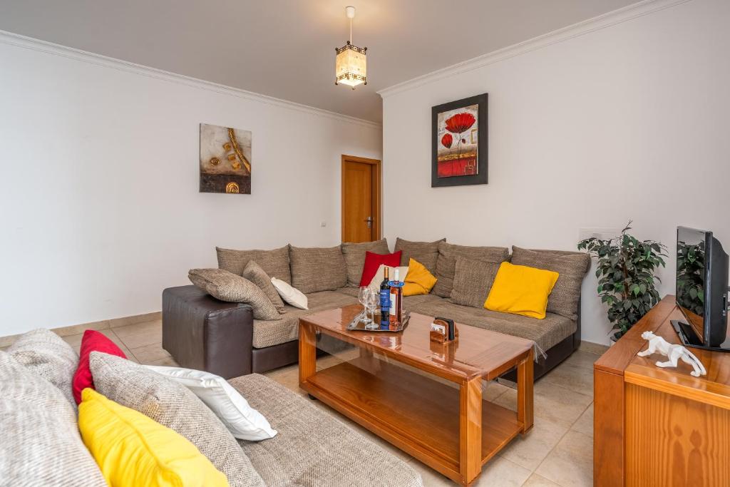 a living room with a couch and a coffee table at Palmeiras de jv in Lagos