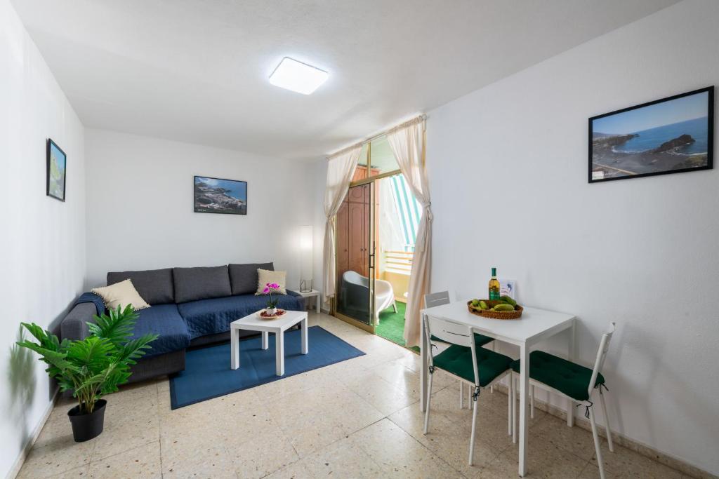 a living room with a couch and a table at Brisa de mar in Puerto Naos