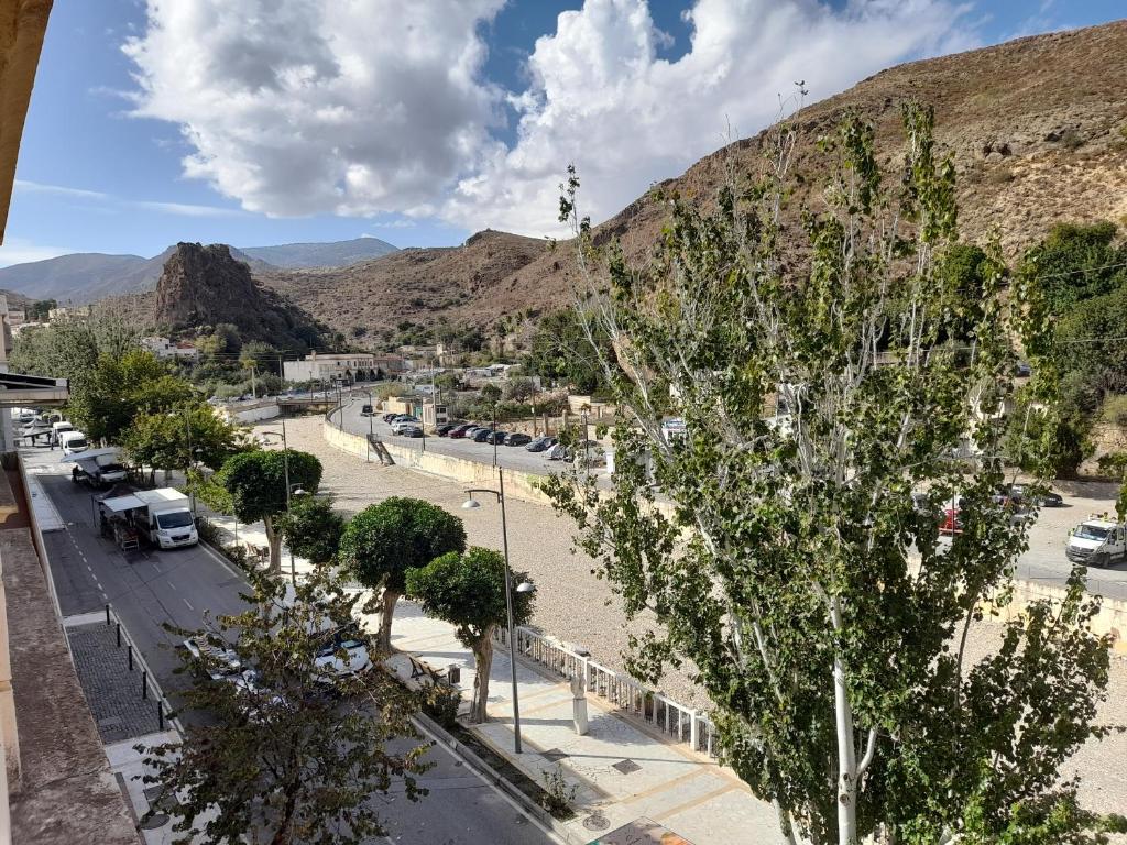 ein Blick auf eine Straße mit einem Berg im Hintergrund in der Unterkunft Ático Bulevar in Macael