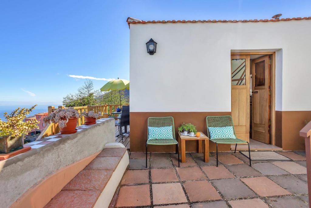 a patio with two chairs and a table on a balcony at Casa de Teja in La Orotava