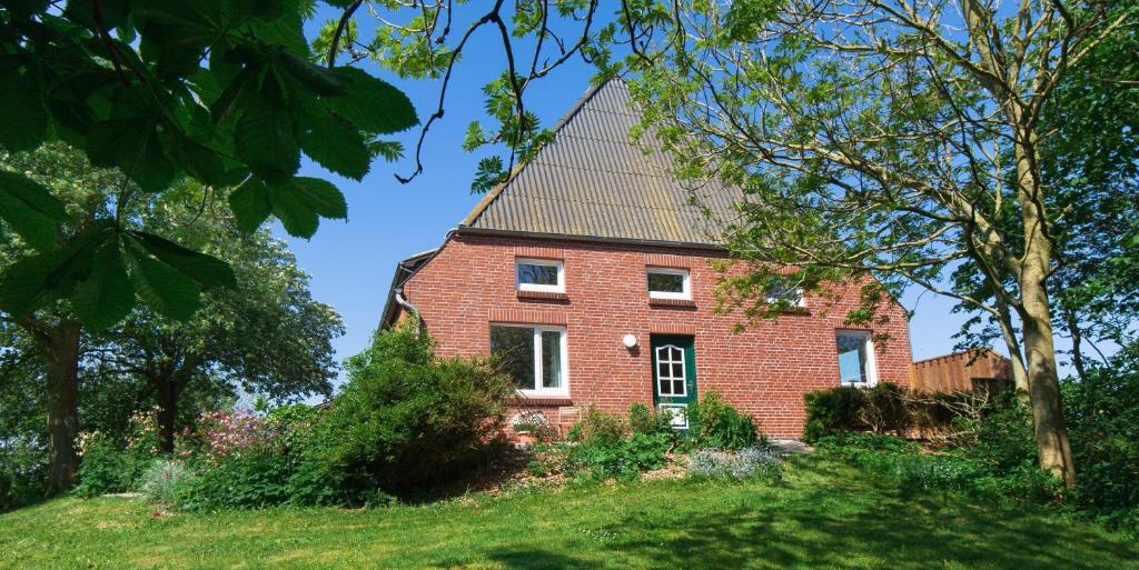 a red brick house with a gambrel roof at Jensenhof Pellworm in Pellworm