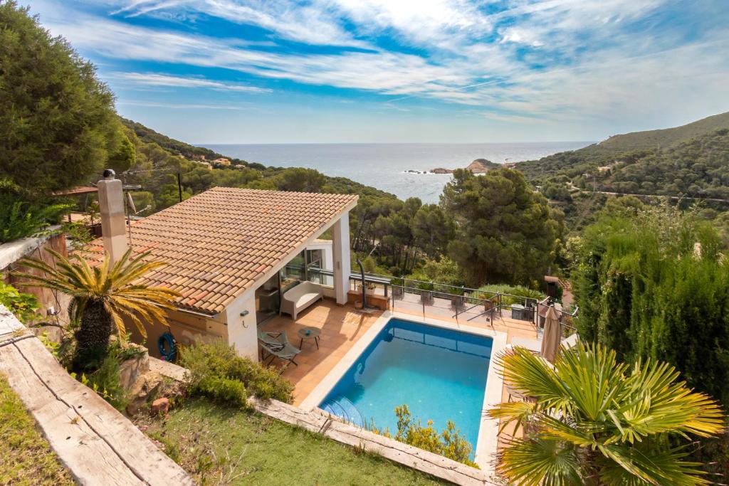 an aerial view of a house with a swimming pool at Espectacular villa en Begur in Begur
