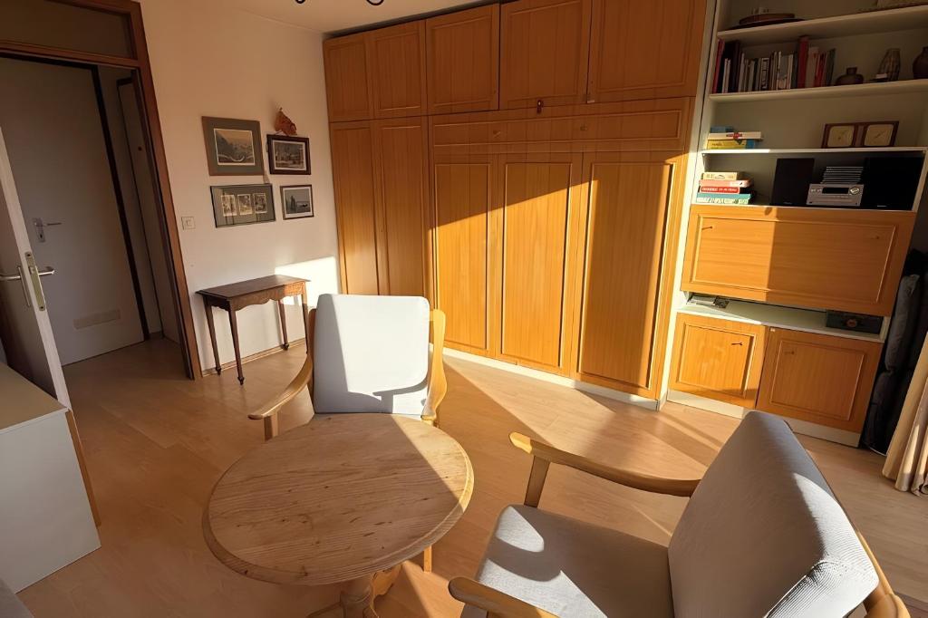 a living room with a table and chairs and a kitchen at Wurmbergzauber Sonnenschein in Braunlage