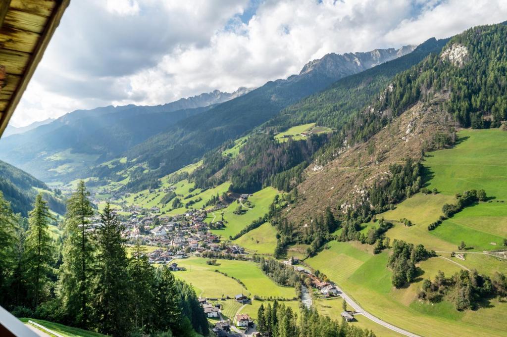 a view of a valley in the mountains at Glocklechnhof Sternenhimmel in Cadipietra