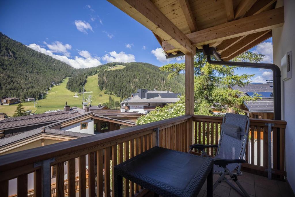 a balcony with a bench and a view of a mountain at Apartment Ot Residence Bun Sté in San Vigilio Di Marebbe