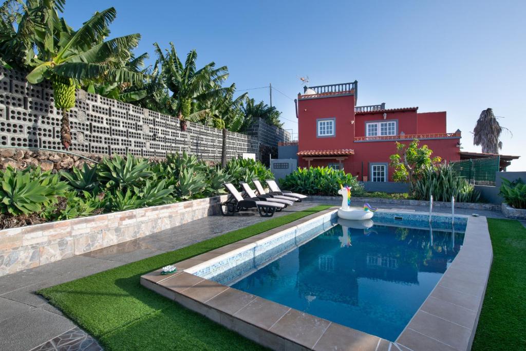 a swimming pool in the backyard of a house at Los Lilos in Tijarafe