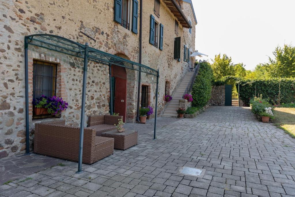 a brick building with a glass entrance to a courtyard at Il Serraglio Rooms in Valeggio sul Mincio