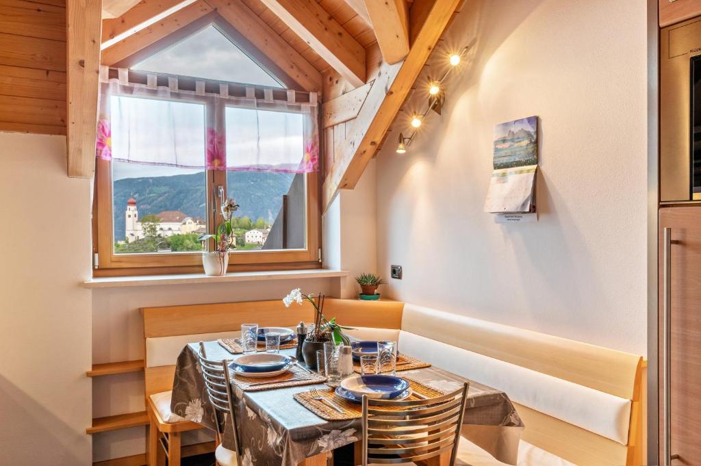 a dining room with a table and a window at Appartment Bergweg in Laion