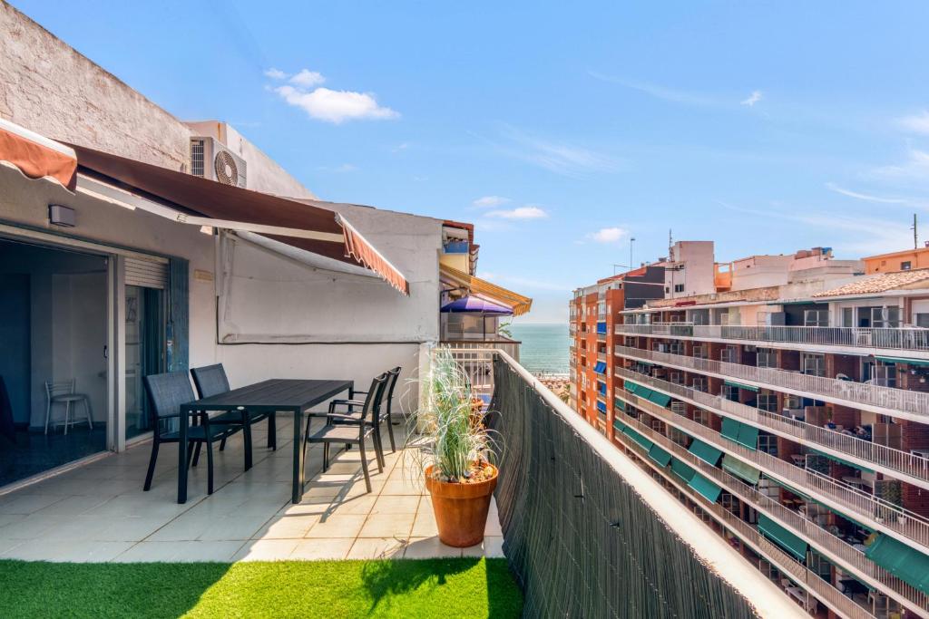 a balcony with a table and chairs and the ocean at Apartamento de playa en Cullera in Cullera